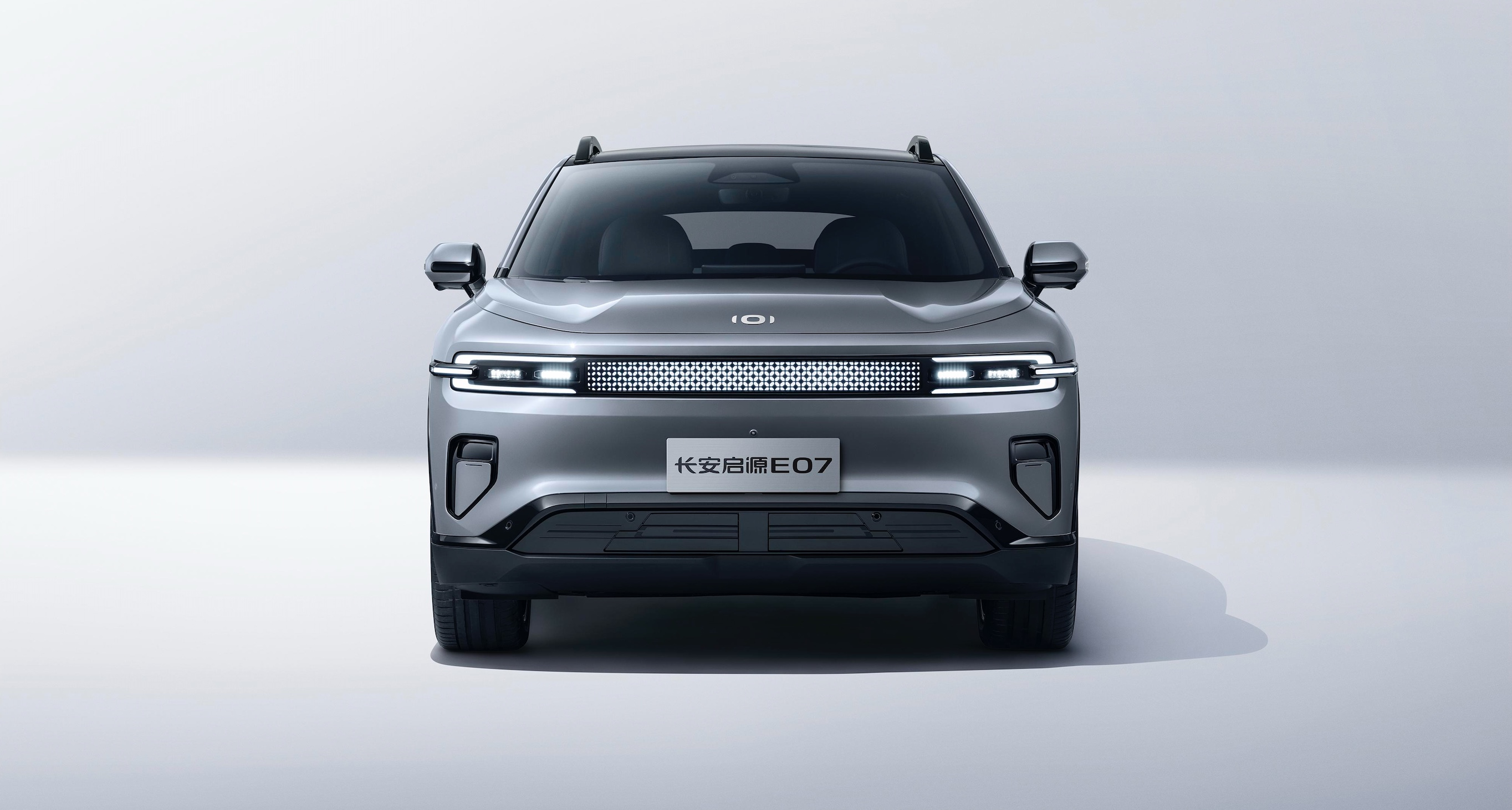 全球首款！聚(ju)飛MINI COB全彩交互屏助力(li)打造(zao)長(zhang)安(an)啓源E07百(bai)變SUV